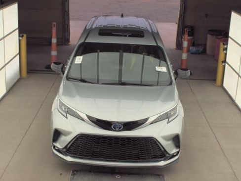 Used 2021 Toyota Sienna XSE image 3