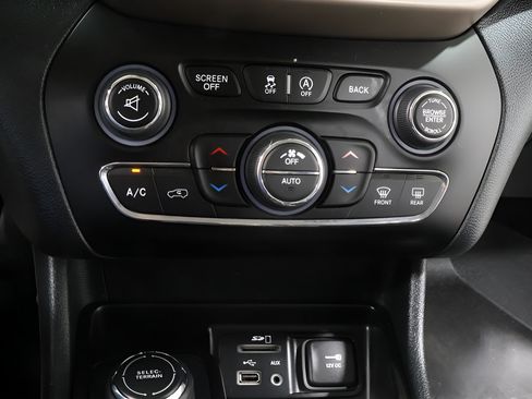 Used 2016 Jeep Cherokee Limited w/ Luxury Group AWD/4WD image 9