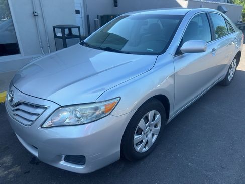 Used 2011 Toyota Camry LE FWD image 3