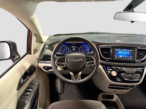 Used 2019 Chrysler Pacifica L FWD image 22