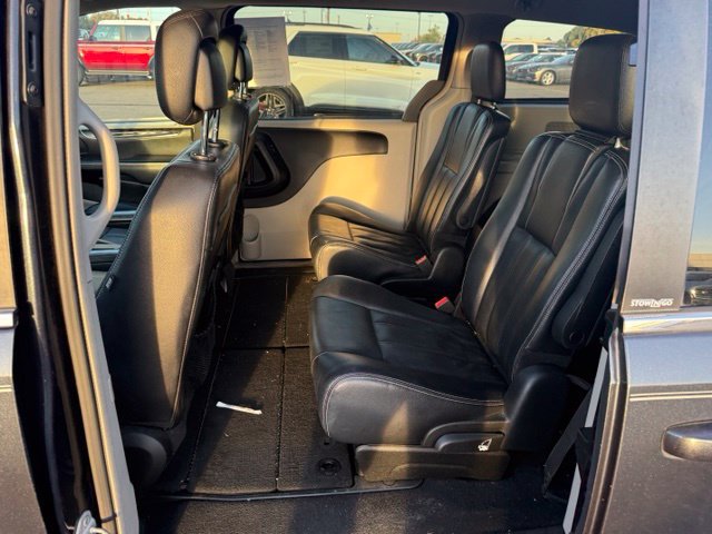 Used 2013 Chrysler Town & Country Touring FWD image 14