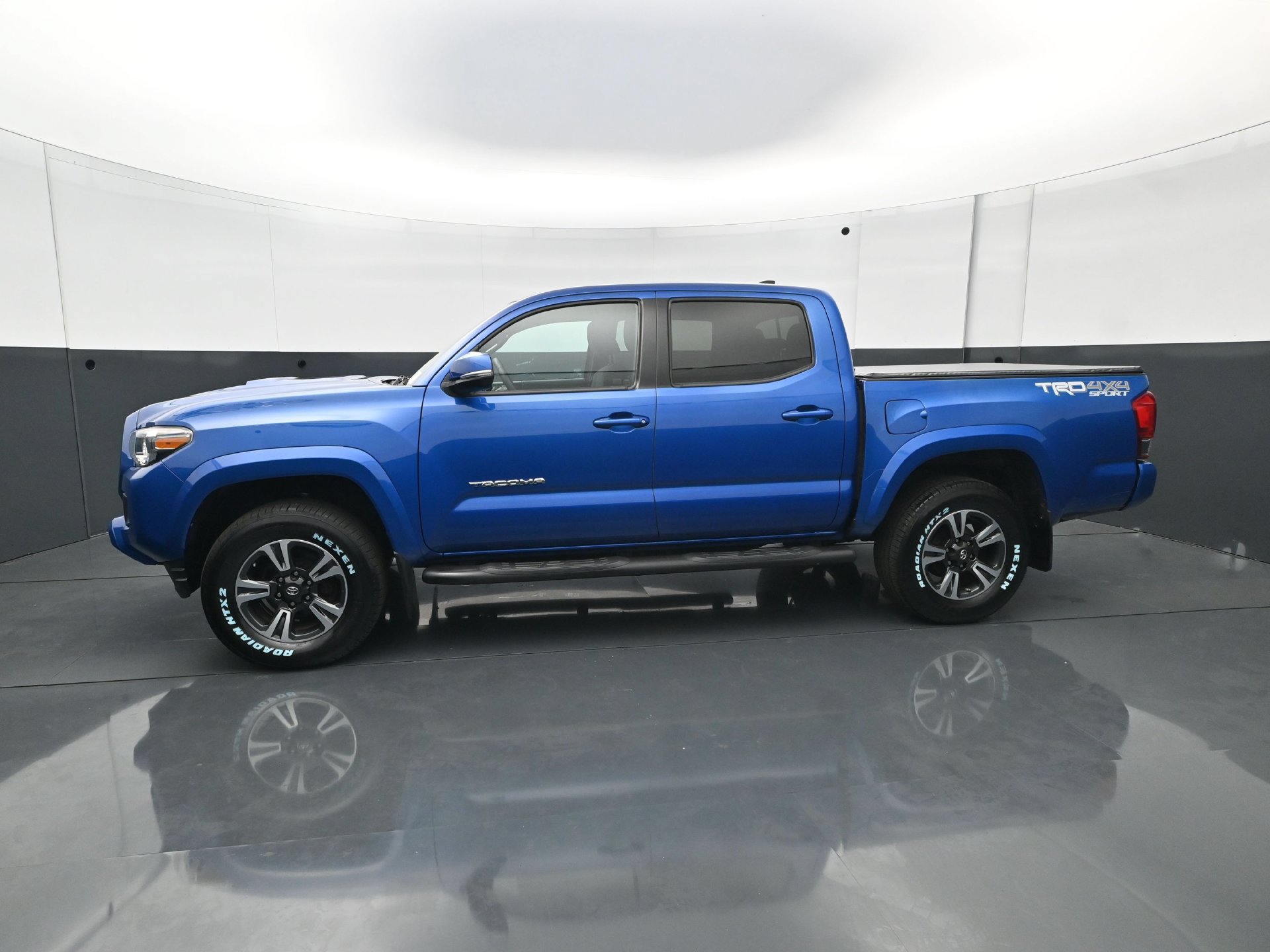 Used 2017 Toyota Tacoma TRD Sport w/ Premium & Technology Package AWD/4WD image 3