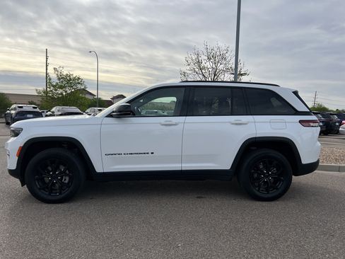 Used 2024 Jeep Grand Cherokee Altitude image 13