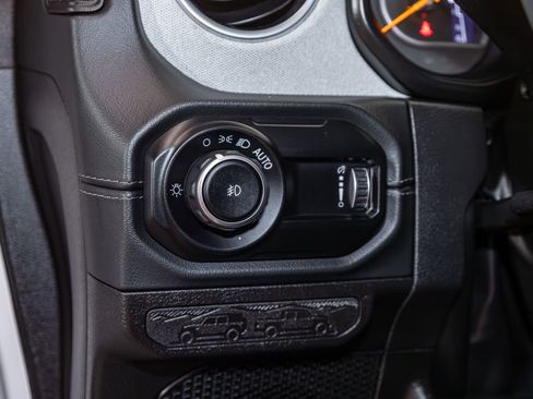 Used 2024 Jeep Wrangler Unlimited Sahara w/ Technology Group AWD/4WD image 17