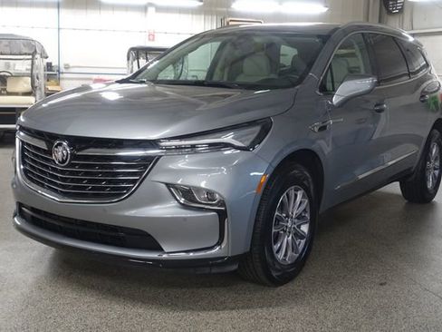 Used 2024 Buick Enclave Essence FWD image 3