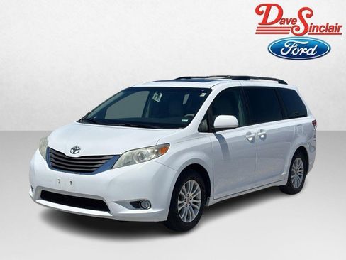 Used 2014 Toyota Sienna XLE FWD image 1
