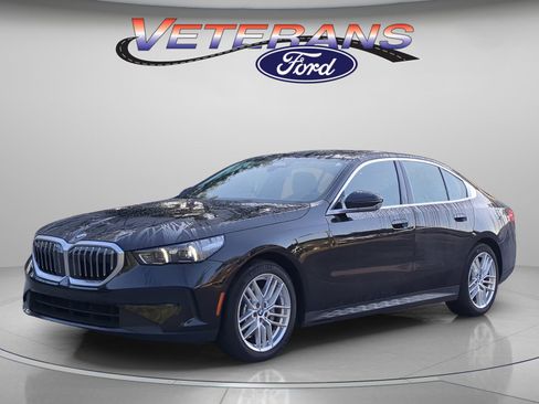Used 2025 BMW 530i RWD image 1