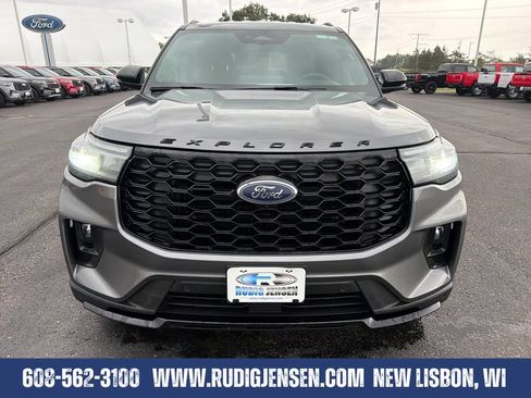 Used 2025 Ford Explorer ST-Line w/ ST-Line Street Pack AWD/4WD image 8