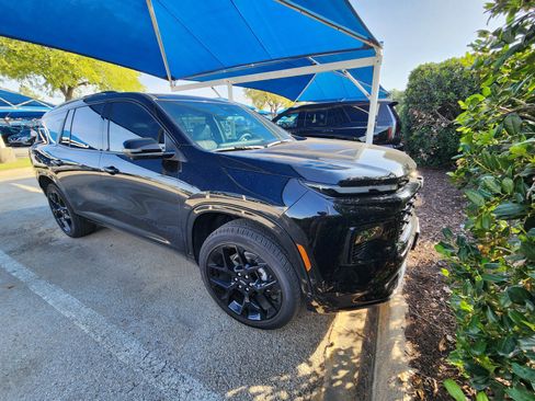 Used 2026 Chevrolet Traverse RS w/ LPO, Floor Liner Package FWD image 1