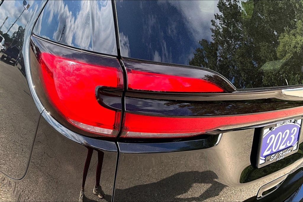 Used 2023 Chrysler Pacifica Touring-L FWD image 31