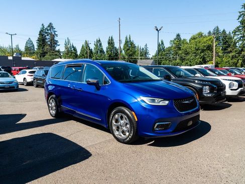 Used 2021 Chrysler Pacifica Limited AWD/4WD image 25