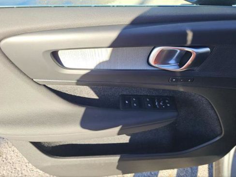 Used 2025 Volvo XC40 B5 Plus image 27