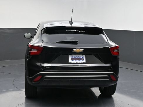 Used 2025 Chevrolet Trax LS w/ LS Convenience Package FWD image 6