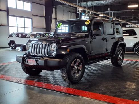 Used 2017 Jeep Wrangler Unlimited Sahara w/ Connectivity Group AWD/4WD image 3