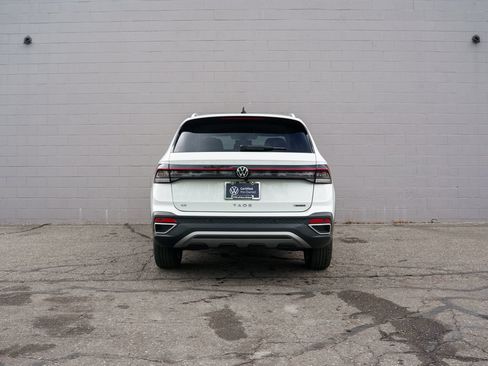Used 2025 Volkswagen Taos SE AWD/4WD image 6