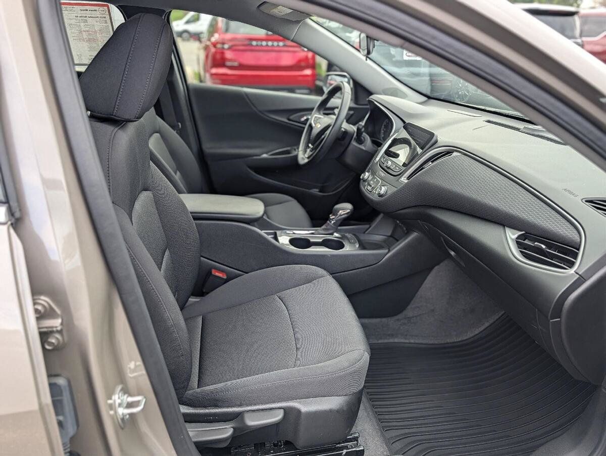 Used 2025 Chevrolet Malibu RS FWD image 15