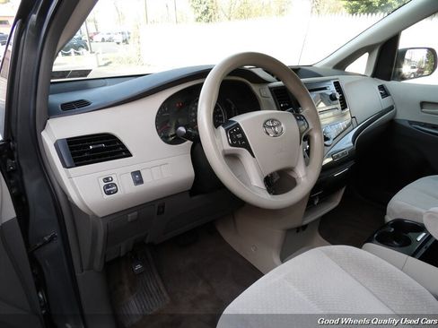 Used 2014 Toyota Sienna LE FWD image 11