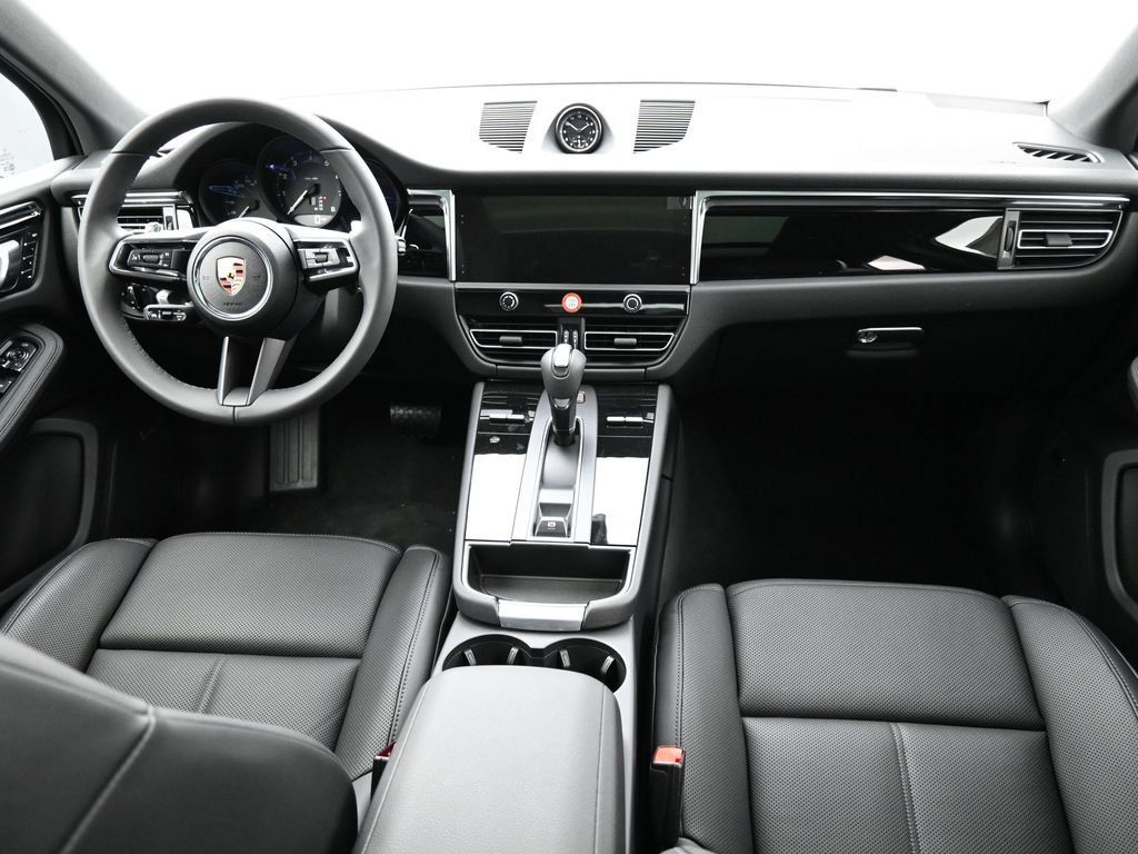 Certified 2025 Porsche Macan AWD/4WD image 26