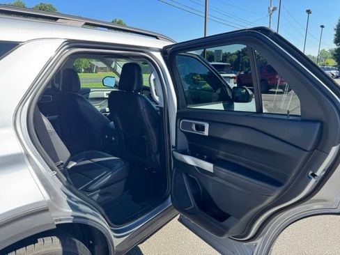Used 2021 Ford Explorer XLT w/ Equipment Group 202A RWD image 15