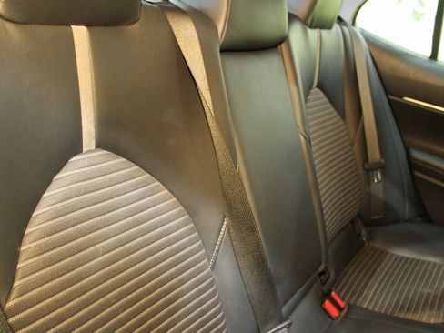 Used 2019 Toyota Camry SE image 11