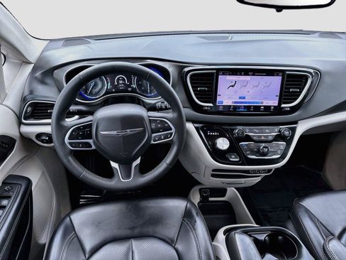 Used 2023 Chrysler Pacifica Touring-L FWD image 21