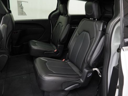 Certified 2025 Chrysler Pacifica Select AWD/4WD image 20