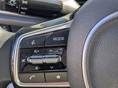 Certified 2025 Kia Sorento LX image 12