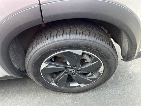 Used 2025 Nissan Rogue SV image 10