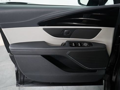 Used 2025 Lincoln Nautilus Premier AWD/4WD image 23