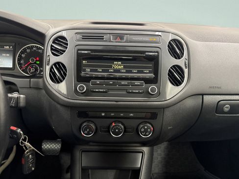 Used 2014 Volkswagen Tiguan S image 14