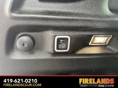 Used 2023 Jeep Grand Cherokee L Laredo image 15