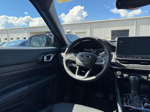 Used 2025 Jeep Compass Trailhawk image 33