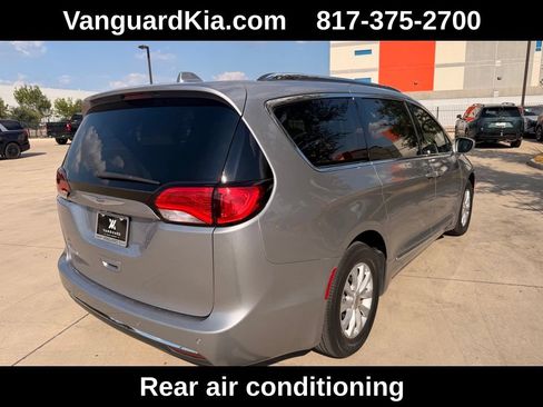 Used 2019 Chrysler Pacifica Touring-L FWD image 4