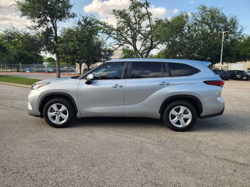 Used 2023 Toyota Highlander LE FWD image 4
