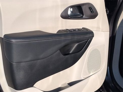 Certified 2023 Chrysler Pacifica Touring-L image 14