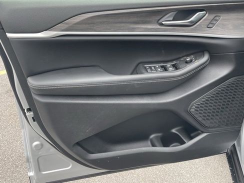 New 2025 Jeep Grand Cherokee Limited image 12