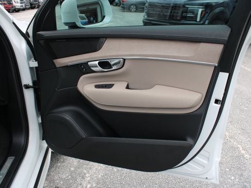 Used 2025 Volvo XC90 B6 Plus AWD/4WD image 18