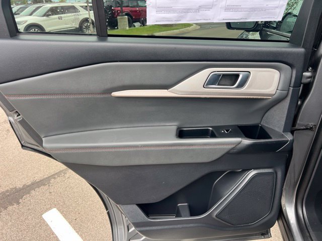 Used 2025 Ford Explorer Active AWD/4WD image 18