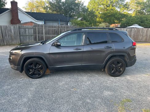 Used 2018 Jeep Cherokee Latitude w/ Altitude Package FWD image 3