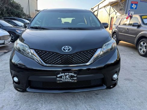 Used 2011 Toyota Sienna SE w/ Preferred Pkg image 2