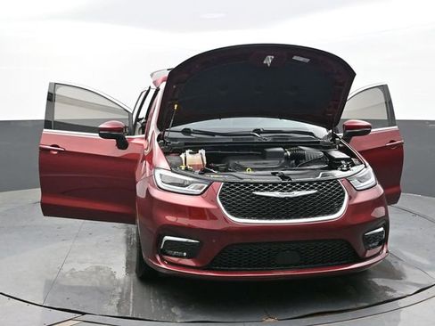 Used 2023 Chrysler Pacifica Touring-L AWD/4WD image 58
