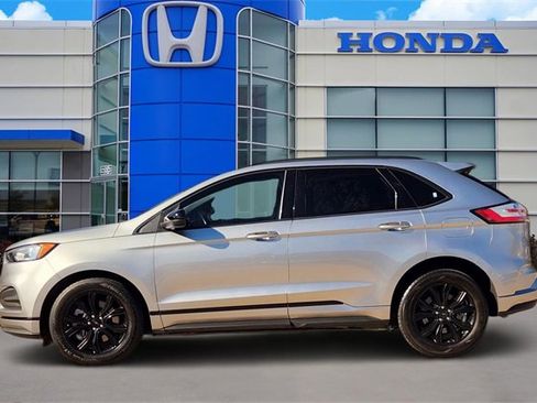 Used 2022 Ford Edge SE w/ Black Appearance Package image 3