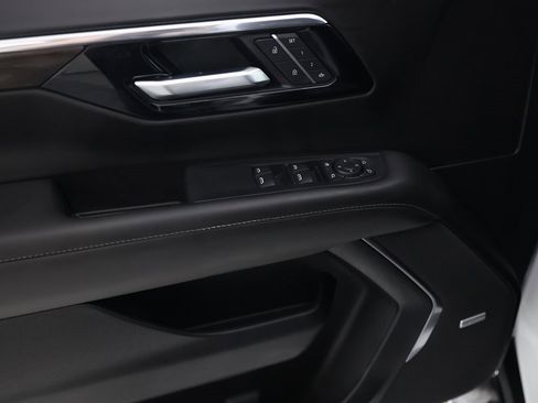 Used 2026 Chevrolet Suburban Z71 w/ Comfort Package image 19