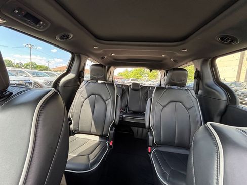 Used 2025 Chrysler Pacifica Limited FWD image 43