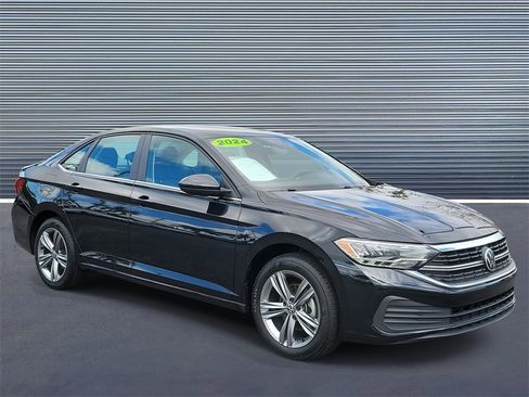 Used 2024 Volkswagen Jetta SE image 2