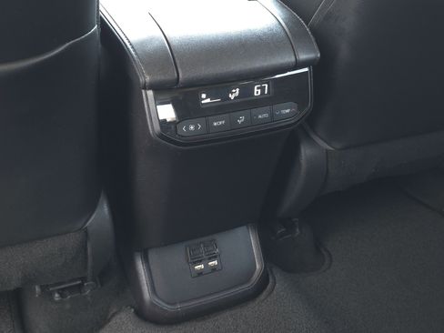 Used 2021 Toyota Highlander XLE image 30