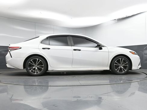 Certified 2020 Toyota Camry SE image 24