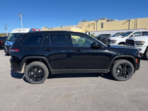 New 2025 Jeep Grand Cherokee Altitude image 8