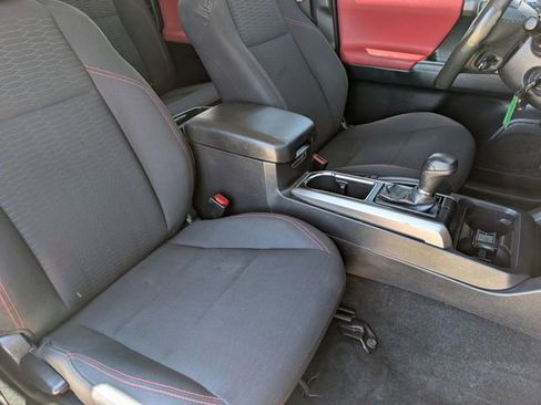 Used 2018 Toyota Tacoma SR5 AWD/4WD image 24