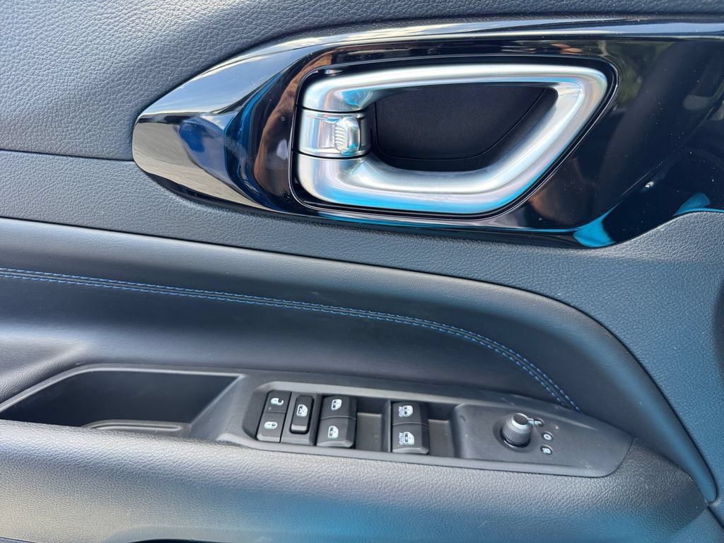 New 2025 Jeep Compass Limited w/ Sun & Sound Group AWD/4WD image 19